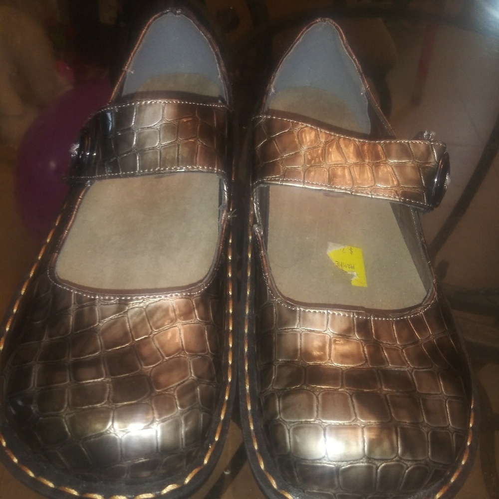 BN Kagen Metallic Gold Mary Janes sz10